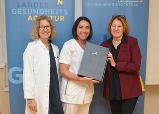Primaria Sautner und Pflegedirektorin Hickelsberger gratulierten Stationsleitung Perschon sehr herzlich