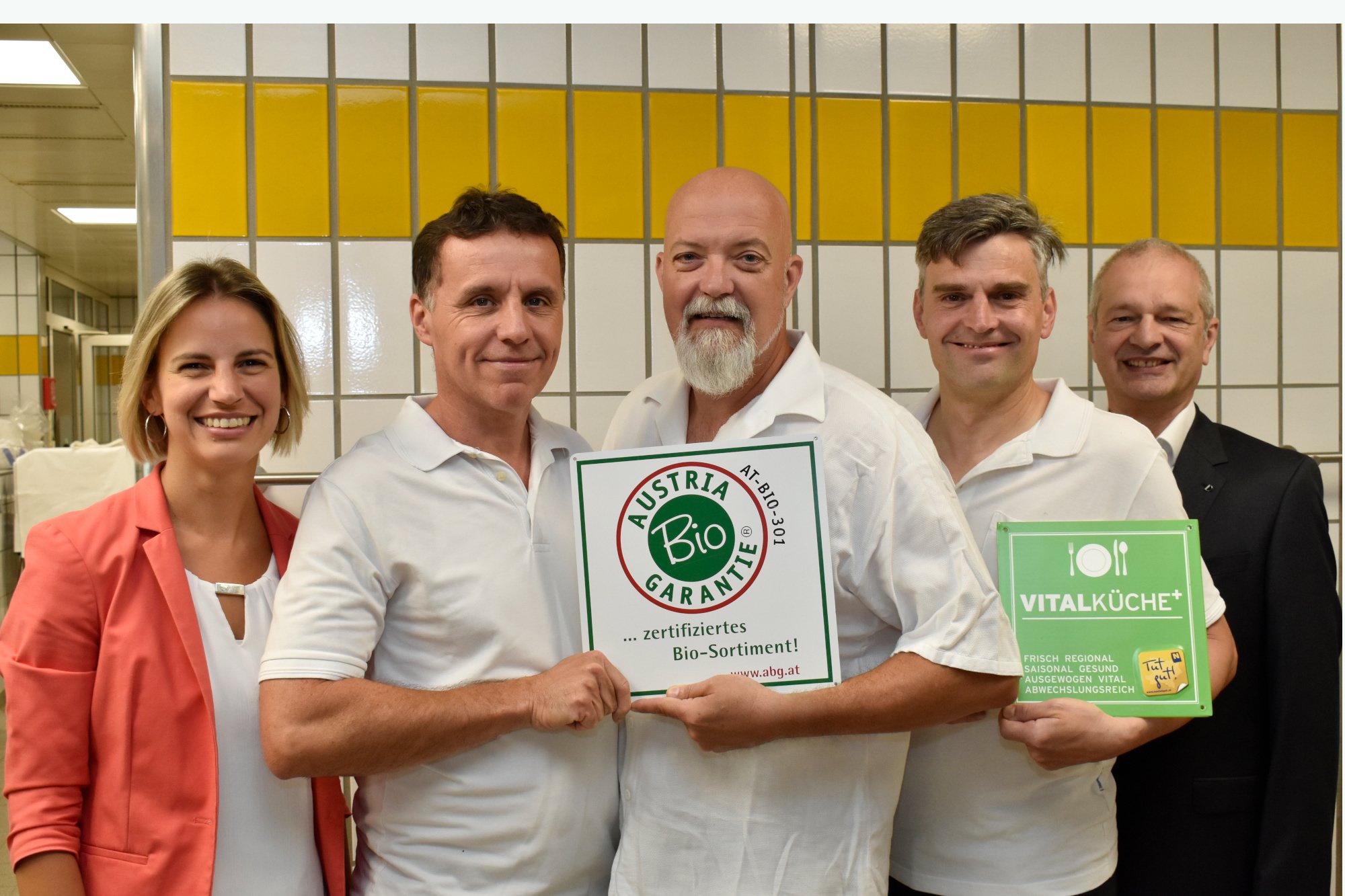 Freuen sich über das GMP-Zertifikat: Kaufmännische Direktorin Andrea Dankelmaier, BA MA MA (Landesklinikum Hollabrunn), Küchenleiter Michael Kührer (Landesklinikum Hollabrunn), Küchenleiter Karl Wolf (Landesklinikum Korneuburg), Stv. Küchenleiter Gerald Labschütz (Landesklinikum Stockerau) und Kaufmännischer Direktor Dipl. KH-BW Anton Hörth (Landesklinikum Korneuburg-Stockerau)