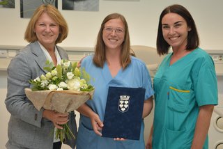 Pflegedirektorin Silvia Hickelsberger und Stationsleitung Beatrix Perschon gratulierten Lydia Burger