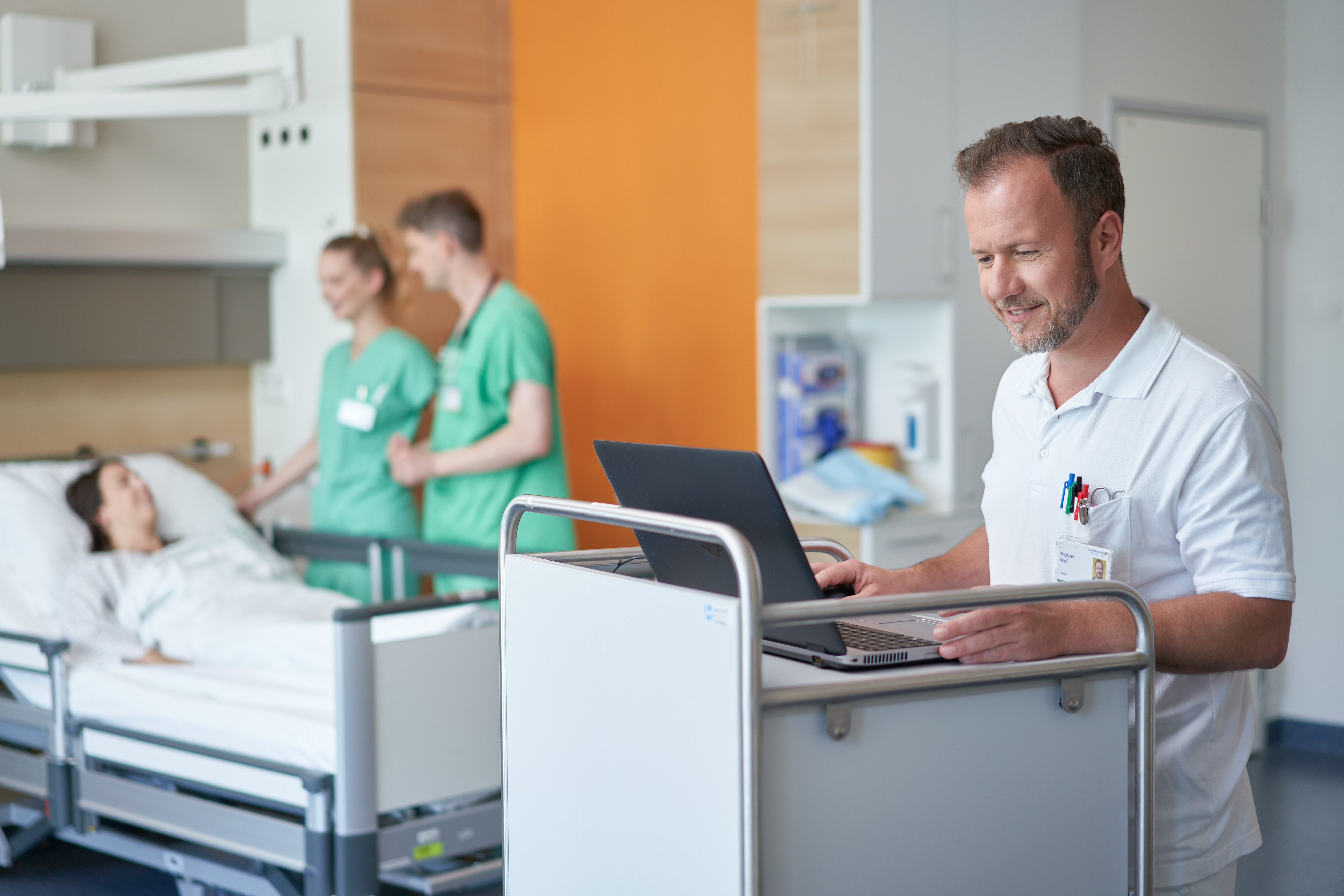 Visite mit Pflegekräften und Medizinern bei einer Patientin