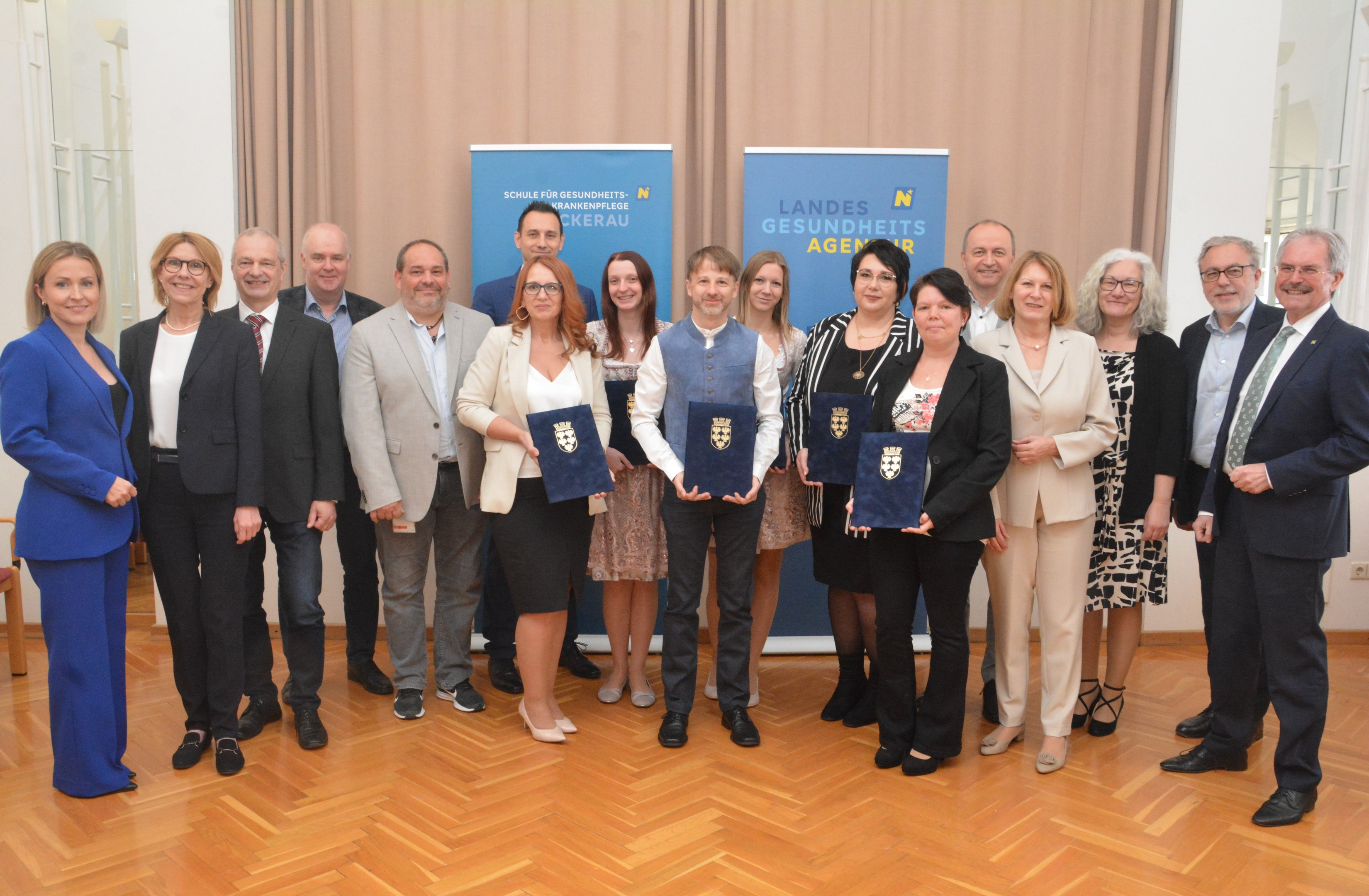 Die Diplomandinnen und Diplomanden mit den Ehrengästen