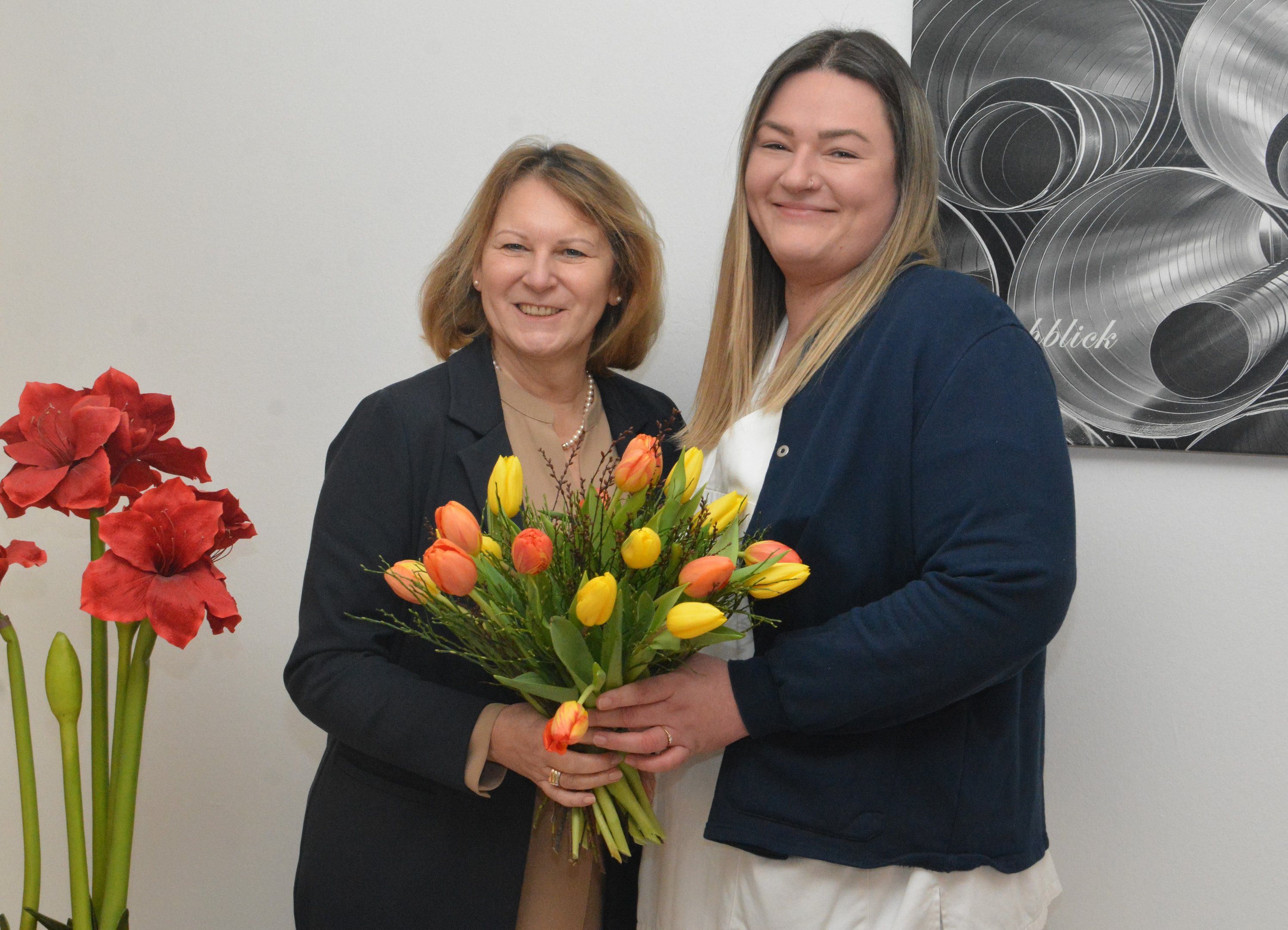 Die interimistische Pflegedirektorin DGKP Silvia Hickelsberger begrüßt DGKP Vanessa Polacek als neue Stationsleiterin