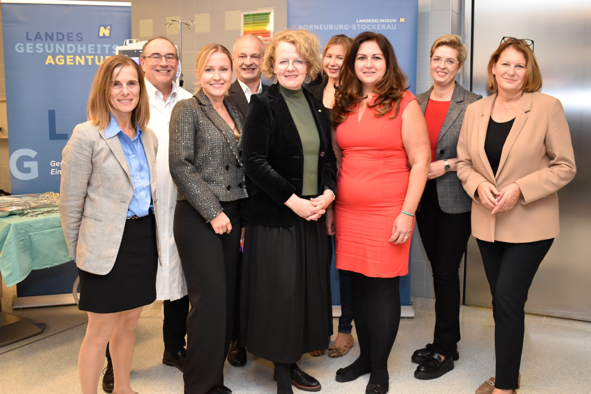 Landesrätin Christiane Teschl-Hofmeister und das Team des Landesklinikums Korneuburg-Stockerau 