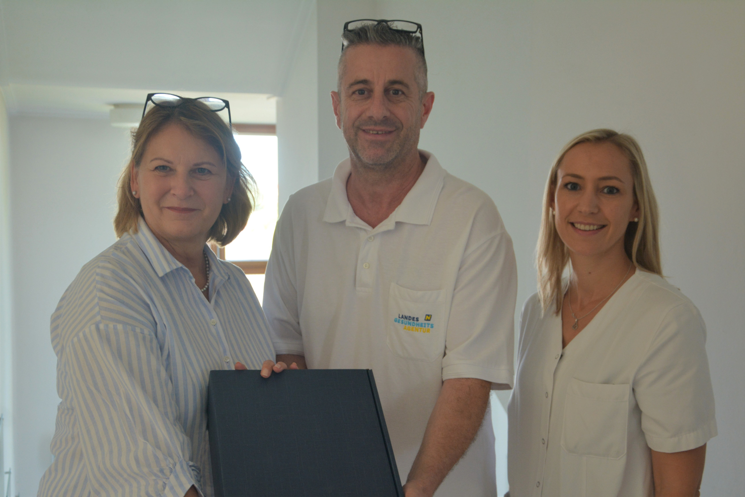 Pflegedirektorin Silvia Hickelsberger, Stationsleitung Elisabeth Scharinger und DGKP Peter Korbar