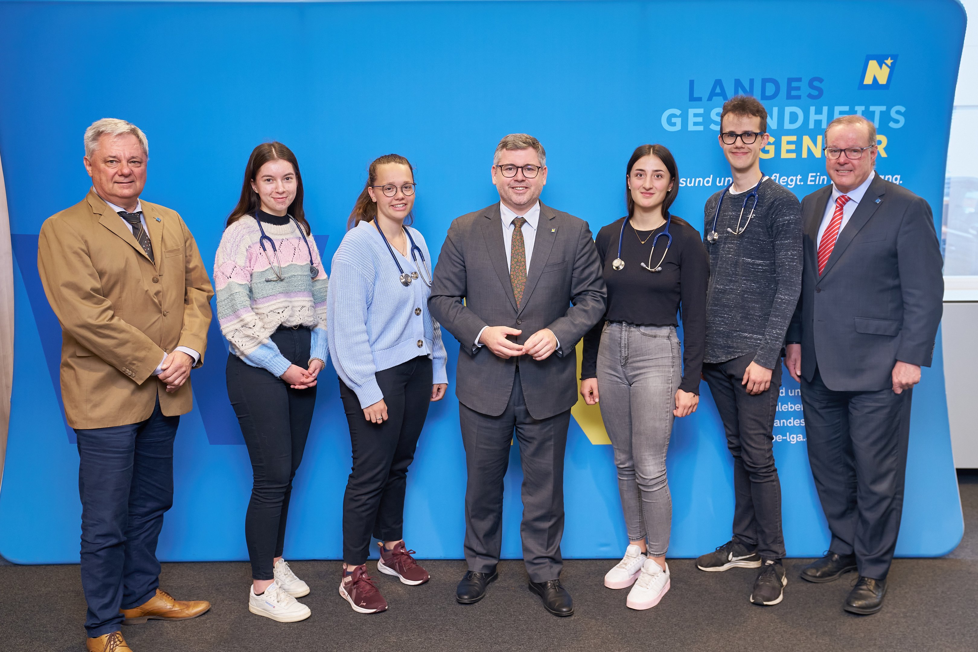 LR Schleritzko mit angehenden Medizin-Studierenden im Vorbereitungskurs